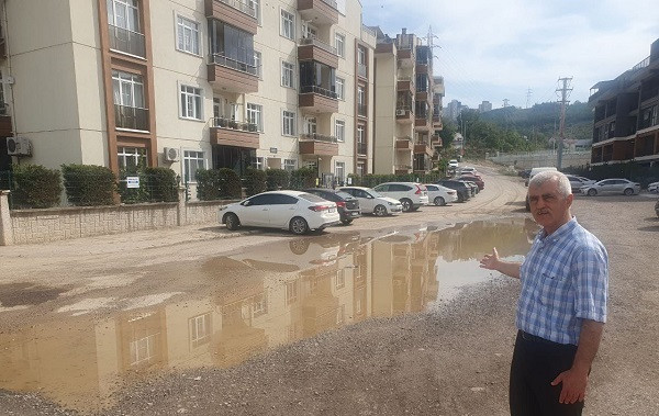 Gergerlioğlu; “İzmit Belediyesi, İskefiye Caddesi’ndeki toprak yolu bir an evvel asfaltlamalı!”