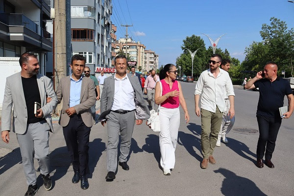 İzmit Belediyesi mahallelerdeki ihtiyaçları yerinde tespit ediyor 